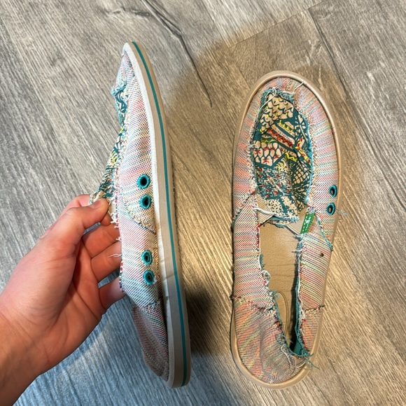 Women’s Sanuks - Picture 3 of 6